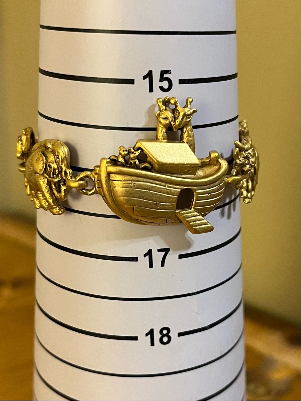 AJC signed Noah’s Ark bracelet in gold tone with a fold over clasp 6 1/4” - Picture 11 of 12